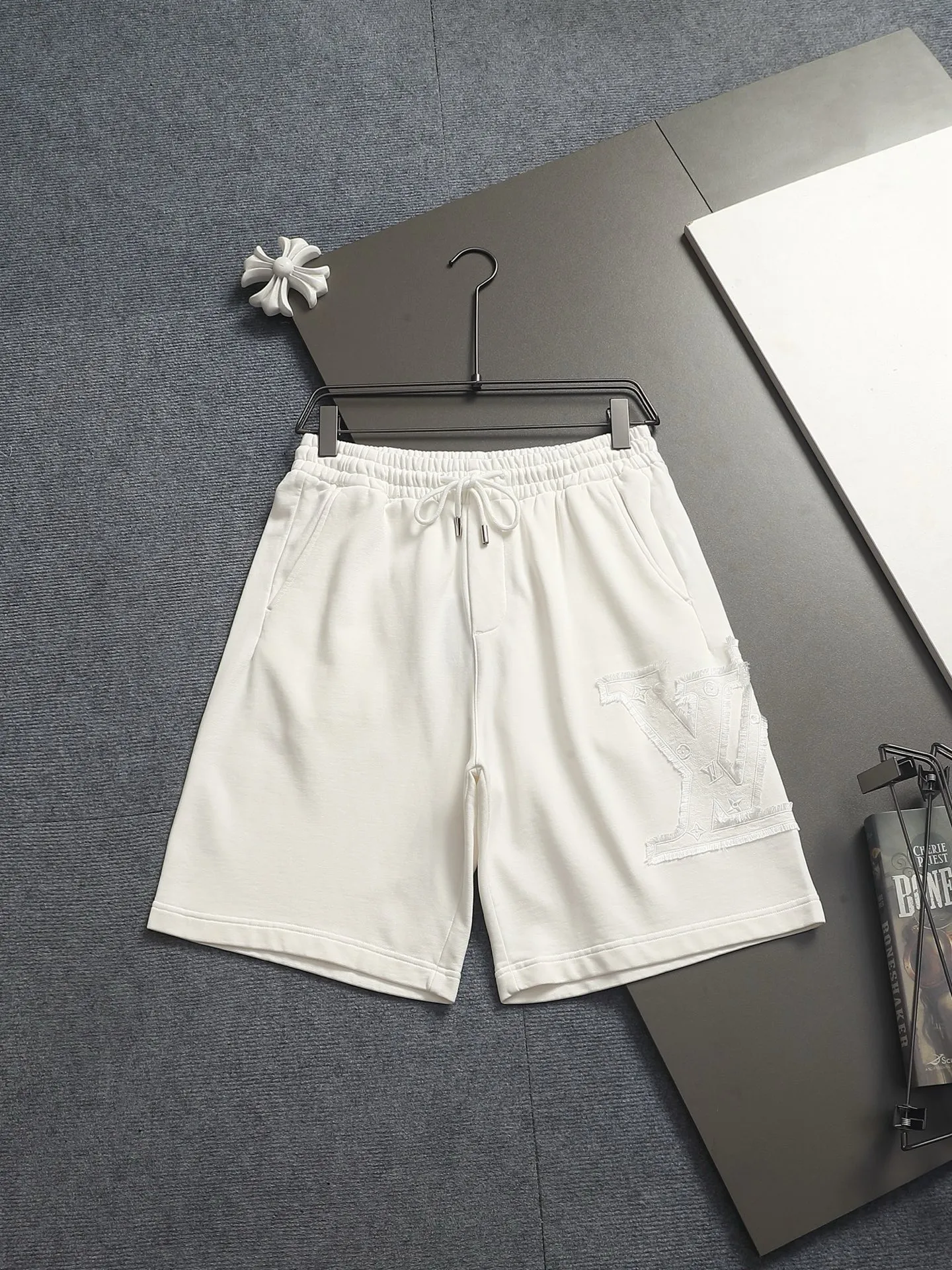 [Higher version] Louis Vuitton/Louis Vuitton 2026SS New Arrival terry shorts, customized fabric using wafer cloth weaving, advanced hand-cut patchwork embroidery technology, tight and three-dimensional version, customized trouser cord hardware with strong texture, smooth, comfortable and Breathable upper body, concave and convex three-dimensional sense, fashionable and casual wear Color: Black White Avocado Color Sizes: S M L XL